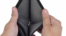 Połowa małych firm musi pożyczać, żeby przetrwać BIZNES, Finanse - 51% przedsiębiorstw z sektora MSP ma stałe lub okresowe problemy z utrzymaniem płynności finansowej. Aby utrzymać się przy życiu muszą pożyczać pieniądze. Najczęściej sięgają po kredyt, ale co 10 z nich ratuje się pożyczką od… rodziny.