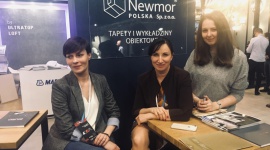 Newmor podsumowuje rok 2019 BIZNES, Finanse - Od lat dyktuje nie tylko trendy wzornicze, ale i funkcjonalne rozwiązania, wpływające na nowe postrzeganie przestrzeni komercyjnych. Newmor Polska to niewątpliwie jeden z liderów w produkcji i dystrybucji materiałów wykończeniowych do wnętrz obiektowych.