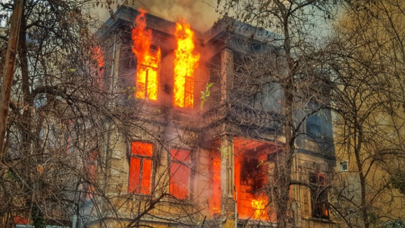 Pożary częściej wybuchają w domach niż mieszkaniach