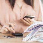 Przygnieceni kredytami i ratami, czyli skąd się biorą długi Polaków