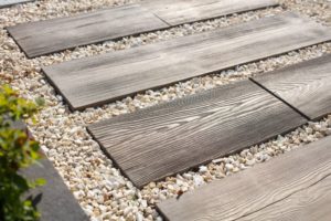 Sposoby na kamienne alejki i ścieżki z drewna: Kamień czy drewno?