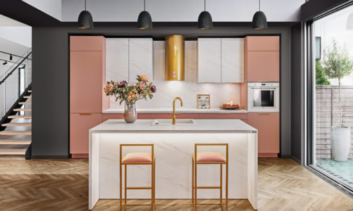 Kuchnia z różowymi meblami? To się uda! Jak wprowadzić kolor różowy do kuchni i z czym go łączy?