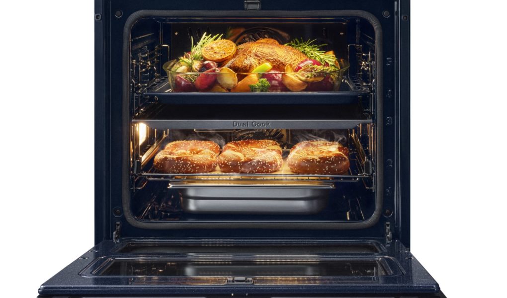 Piecz parami i na parze: Kup piekarnik Samsung Dual Cook lub Dual Cook Flex™ i otrzymaj naczynie do pieczenia i gotowania na parze Dual Cook Steam w prezencie