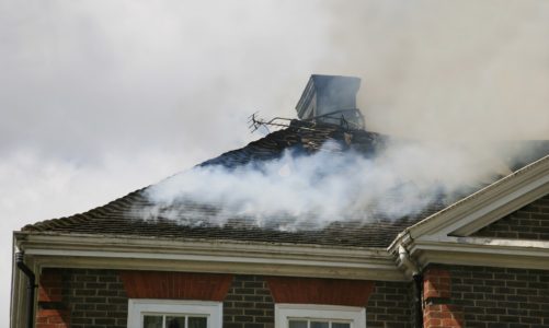 Trzech na pięciu Polaków obawia się pożaru – jak zabezpieczyć dom?